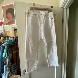 White Levi’s for your summer minimal wardrobe!
